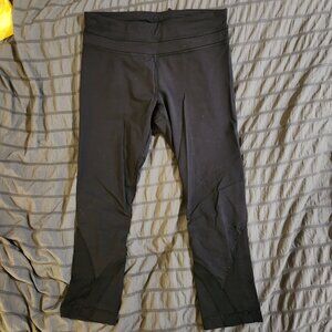 Black capri yoga pants Lululemon size 6